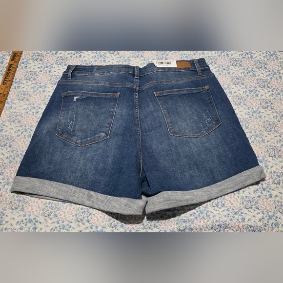 NWT - Judy Blue Size Stars Patch Distressed Shorts - Picture 2 of 7